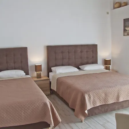 Danaos Hotel 2*